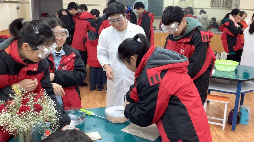 一群小孩在桌子前切蛋糕中度可信度描述已自动生成